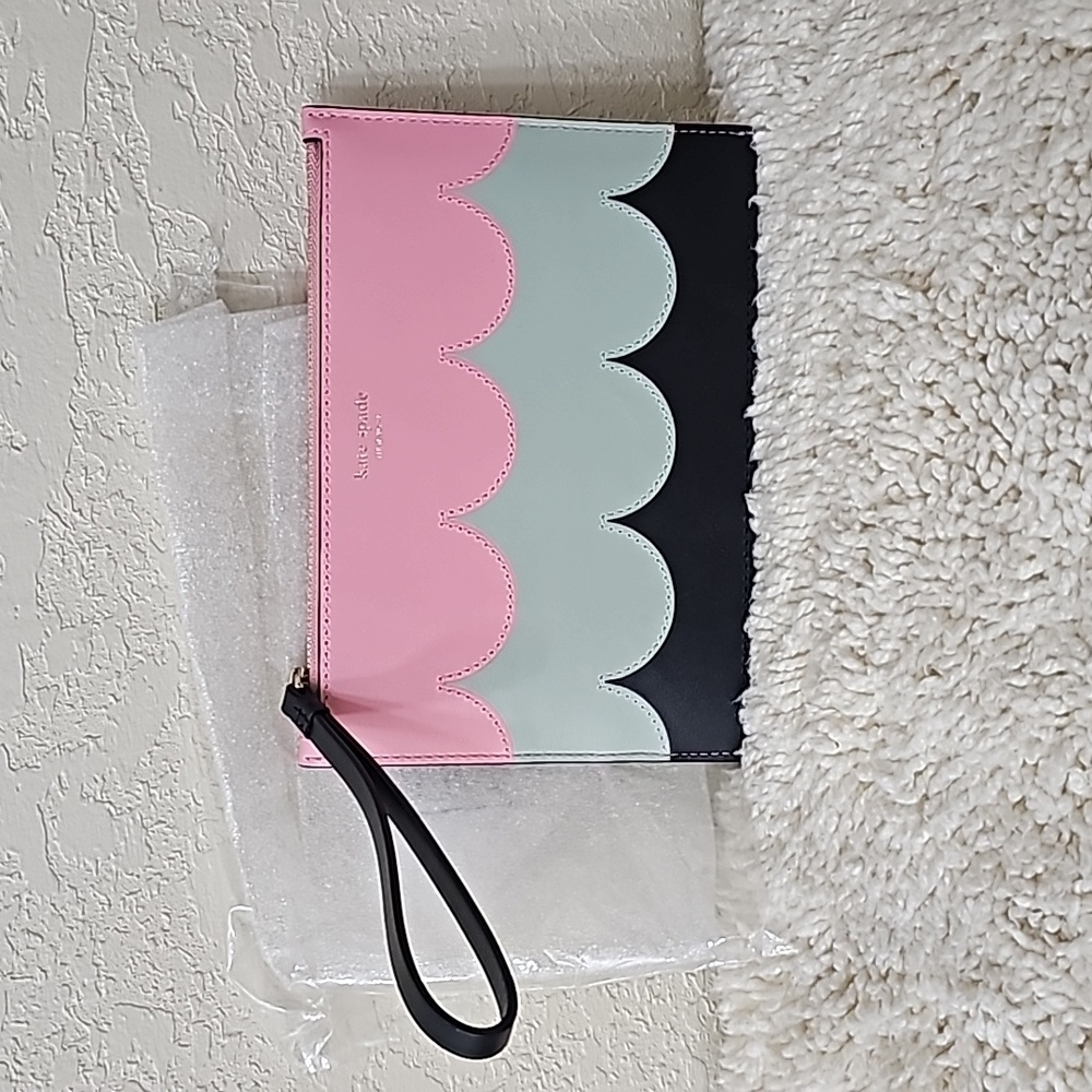 Kate Spade  Intersario Scallop Wristlet
